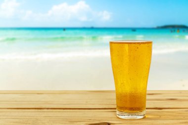 Arka planda bir bardak bira bulanıklığı