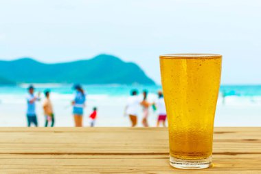 Arka planda bir bardak bira bulanıklığı