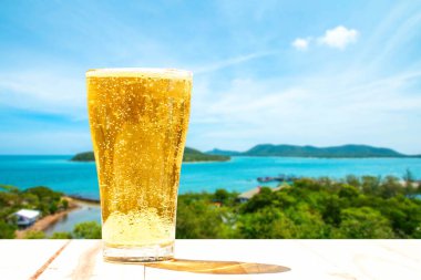 Arka planda bir bardak bira bulanıklığı