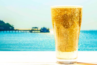 Arka planda bir bardak bira bulanıklığı