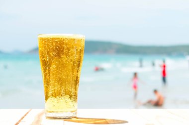 Arka planda bir bardak bira bulanıklığı