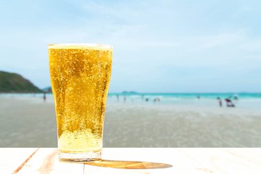 Arka planda bir bardak bira bulanıklığı