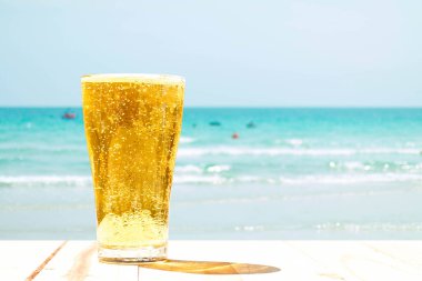 Arka planda bir bardak bira bulanıklığı