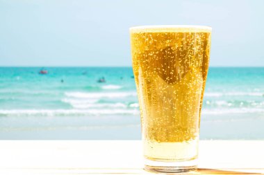 Arka planda bir bardak bira bulanıklığı