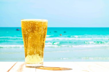 Arka planda bir bardak bira bulanıklığı