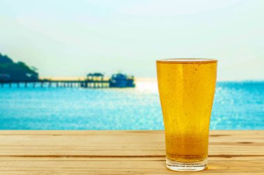 Arka planda bir bardak bira bulanıklığı