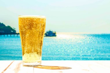 Arka planda bir bardak bira bulanıklığı