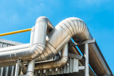 Gaz için yüksek basınçlı boru hattı paslanmaz çelikten taşınıyor.