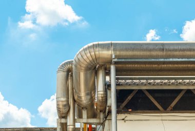 Gaz için yüksek basınçlı boru hattı paslanmaz çelikten taşınıyor.