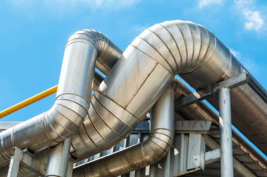 Gaz için yüksek basınçlı boru hattı paslanmaz çelikten taşınıyor.