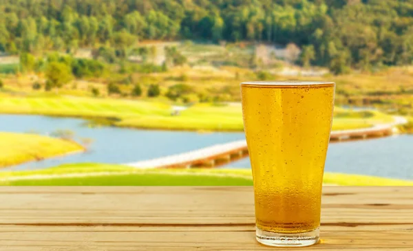 Bicchiere Birra Sullo Sfondo Sfocatura Del Golf — Foto Stock
