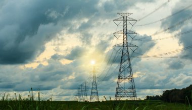 Alanlarda yüksek voltajlı elektrik direkleri