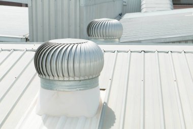 Ticari inşaattaki metal çatının mimari ayrıntıları