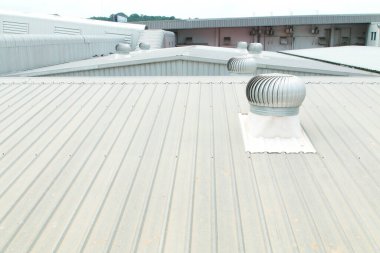 Ticari inşaattaki metal çatının mimari ayrıntıları