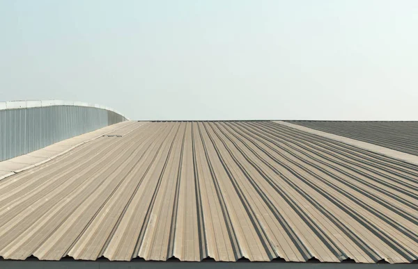 商業建築上の金属屋根の建築詳細 — ストック写真