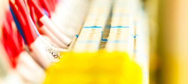 Elektrik kontrol paneli elektrik ve dağıtım için kapatılıyor. Kesintisiz, elektrik akımı.