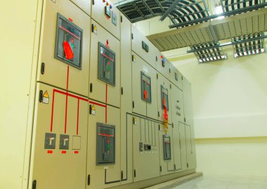 Elektrik kontrol paneli elektrik ve dağıtım için kapatılıyor. Kesintisiz, elektrik akımı.