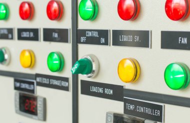 Elektrik kontrol paneli elektrik ve dağıtım için kapatılıyor. Kesintisiz, elektrik akımı.