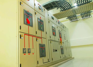 Elektrik kontrol paneli elektrik ve dağıtım için kapatılıyor. Kesintisiz, elektrik akımı.