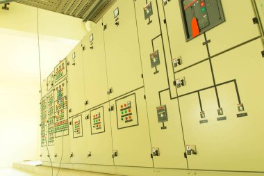 Elektrik kontrol paneli elektrik ve dağıtım için kapatılıyor. Kesintisiz, elektrik akımı.