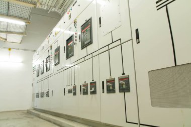 Elektrik kontrol paneli elektrik ve dağıtım için kapatılıyor. Kesintisiz, elektrik akımı.
