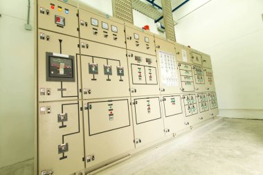 Elektrik kontrol paneli elektrik ve dağıtım için kapatılıyor. Kesintisiz, elektrik akımı.
