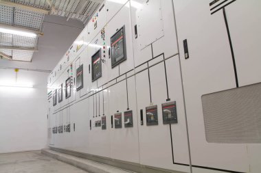 Elektrik kontrol paneli elektrik ve dağıtım için kapatılıyor. Kesintisiz, elektrik akımı.