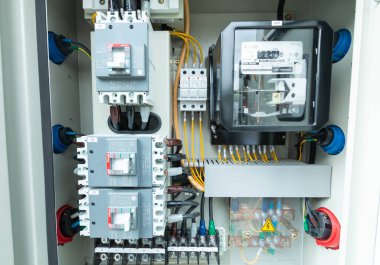 Elektrik kontrol paneli elektrik ve dağıtım için kapatılıyor. Kesintisiz, elektrik akımı.