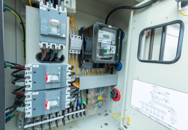 Elektrik kontrol paneli elektrik ve dağıtım için kapatılıyor. Kesintisiz, elektrik akımı.
