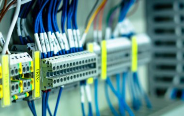 Elektrik kontrol paneli elektrik ve dağıtım için kapatılıyor. Kesintisiz, elektrik akımı.