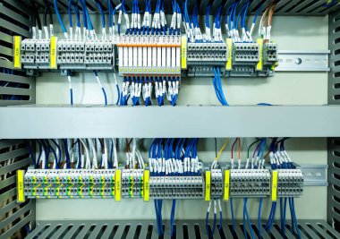 Elektrik kontrol paneli elektrik ve dağıtım için kapatılıyor. Kesintisiz, elektrik akımı.