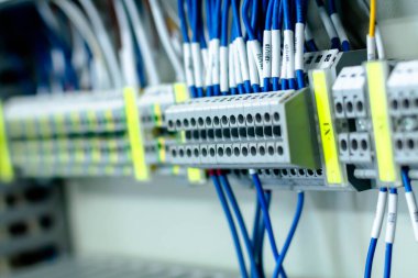 Elektrik kontrol paneli elektrik ve dağıtım için kapatılıyor. Kesintisiz, elektrik akımı.