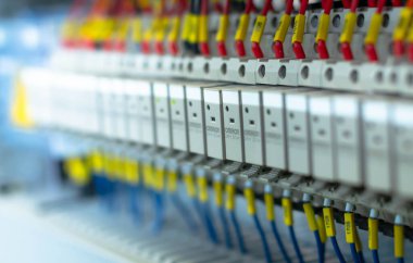 Elektrik kontrol paneli elektrik ve dağıtım için kapatılıyor. Kesintisiz, elektrik akımı.