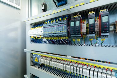 Elektrik kontrol paneli elektrik ve dağıtım için kapatılıyor. Kesintisiz, elektrik akımı.