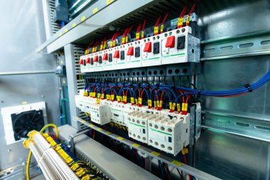 Elektrik kontrol paneli elektrik ve dağıtım için kapatılıyor. Kesintisiz, elektrik akımı.