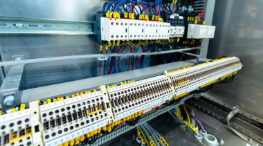 Elektrik kontrol paneli elektrik ve dağıtım için kapatılıyor. Kesintisiz, elektrik akımı.