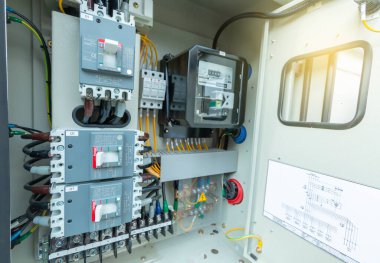 Elektrik kontrol paneli elektrik ve dağıtım için kapatılıyor. Kesintisiz, elektrik akımı.