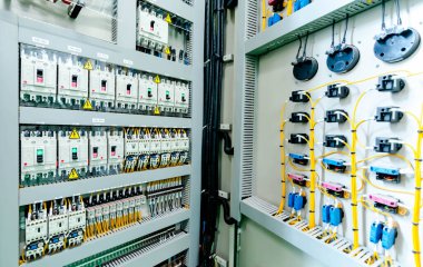 Elektrik kontrol paneli elektrik ve dağıtım için kapatılıyor. Kesintisiz, elektrik akımı.