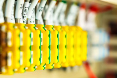 Elektrik kontrol paneli elektrik ve dağıtım için kapatılıyor. Kesintisiz, elektrik akımı.