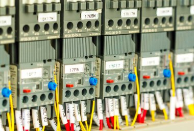 Elektrik kontrol paneli elektrik ve dağıtım için kapatılıyor. Kesintisiz, elektrik akımı.