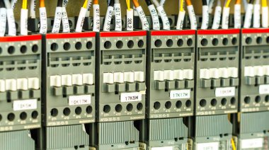 Elektrik kontrol paneli elektrik ve dağıtım için kapatılıyor. Kesintisiz, elektrik akımı.