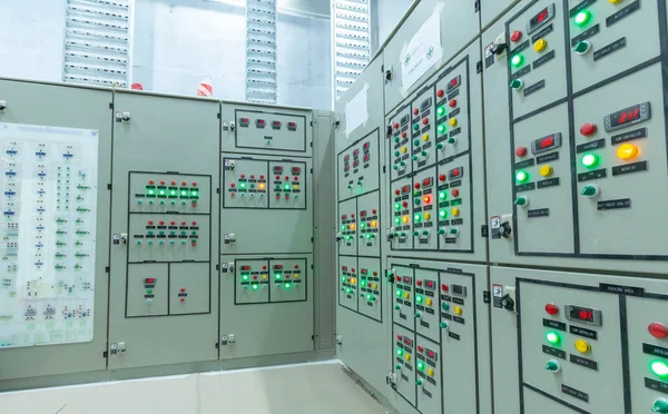 Elektrik kontrol paneli elektrik ve dağıtım için kapatılıyor. Kesintisiz, elektrik akımı.