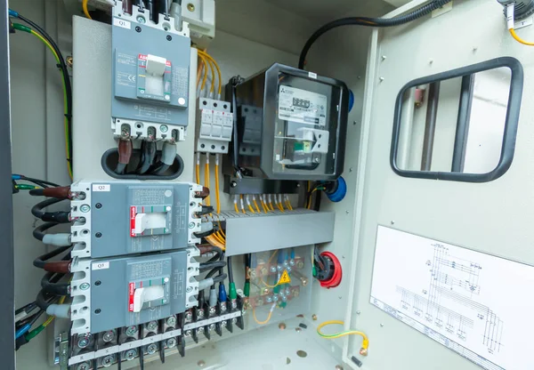 Elektrik kontrol paneli elektrik ve dağıtım için kapatılıyor. Kesintisiz, elektrik akımı.