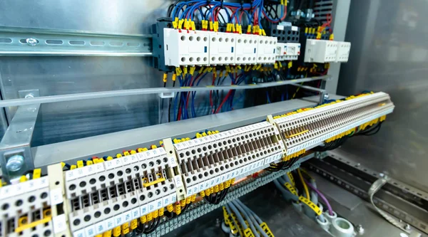 Elektrik kontrol paneli elektrik ve dağıtım için kapatılıyor. Kesintisiz, elektrik akımı.