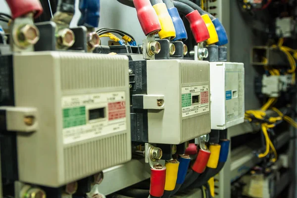 Elektrik kontrol paneli elektrik ve dağıtım için kapatılıyor. Kesintisiz, elektrik akımı.