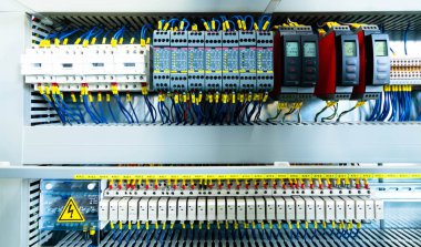 Elektrik kontrol paneli elektrik ve dağıtım için kapatılıyor. Kesintisiz, elektrik akımı.