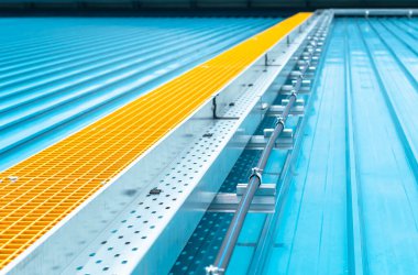 Alüminyum kablo tepsisi için zemin çubuğuna bağlı kablo. Açık hava metal çatı kaplamasında Kablo Merdiveni arasındaki zemin kablosu 