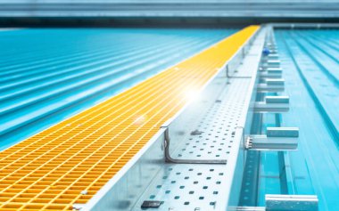 Alüminyum kablo tepsisi için zemin çubuğuna bağlı kablo. Açık hava metal çatı kaplamasında Kablo Merdiveni arasındaki zemin kablosu 