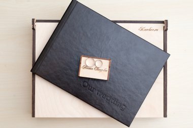 Fotoğraflar altında halkalar ile ahşap kutu