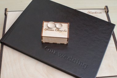 Fotoğraflar altında halkalar ile ahşap kutu